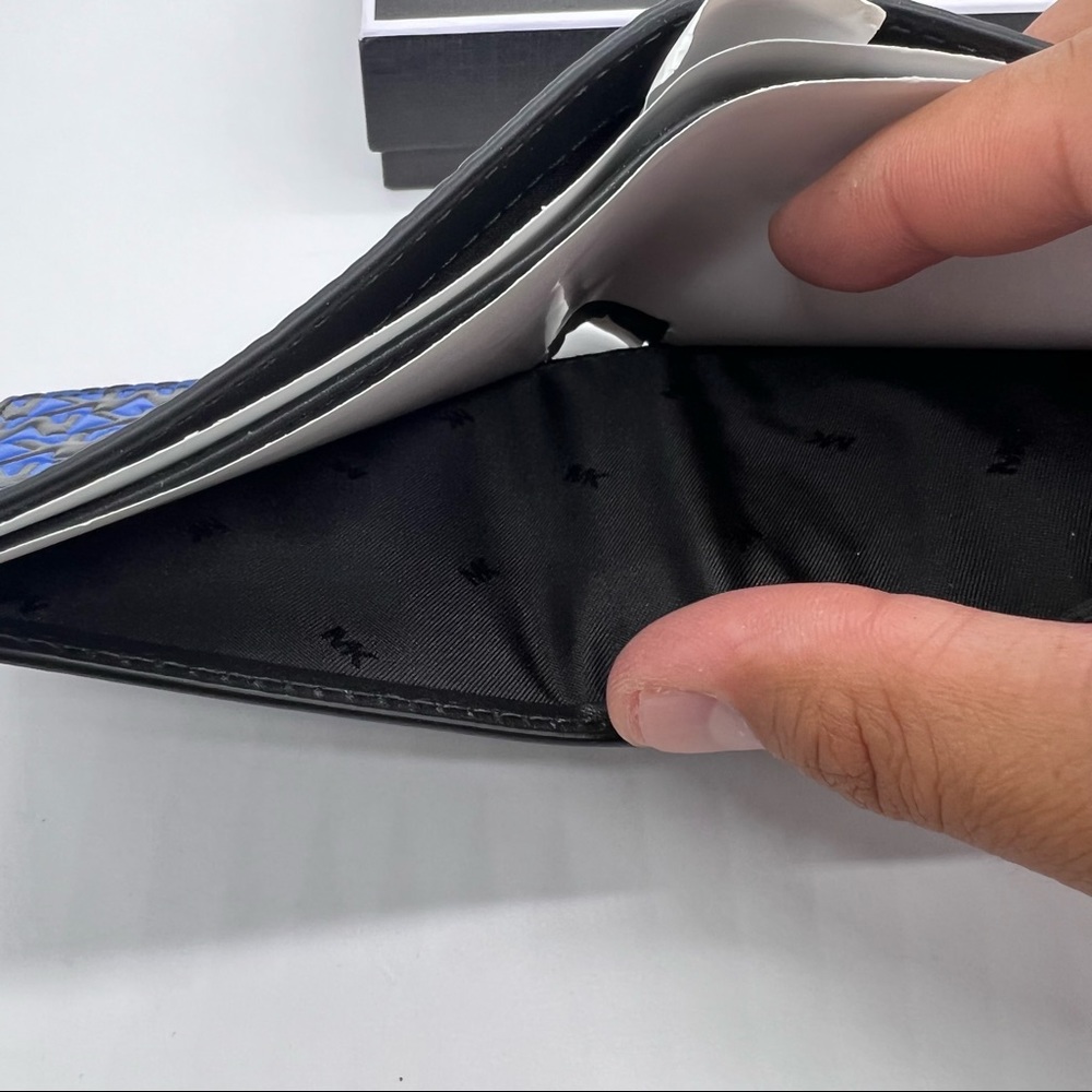 Michael Kors Greyson Logo Embossed Leather Billfold Men's Wallet - Picture 6 of 11